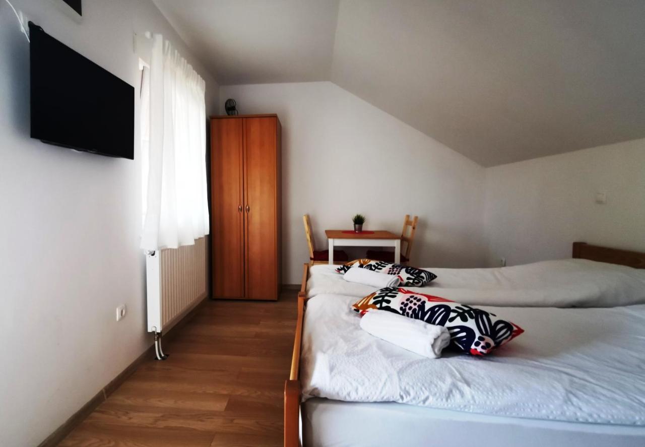Vila Julija - Apartment & Rooms Otočac Eksteriør billede