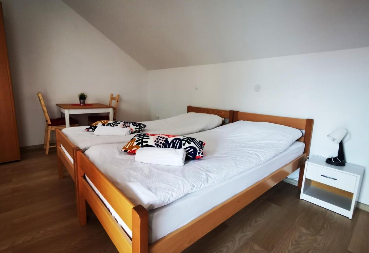 Vila Julija - Apartment & Rooms Otočac Eksteriør billede