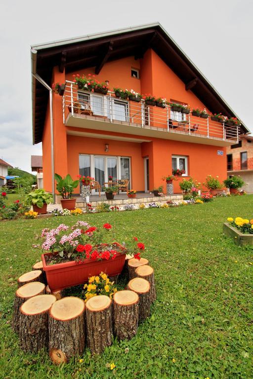 Vila Julija - Apartment & Rooms Otočac Eksteriør billede
