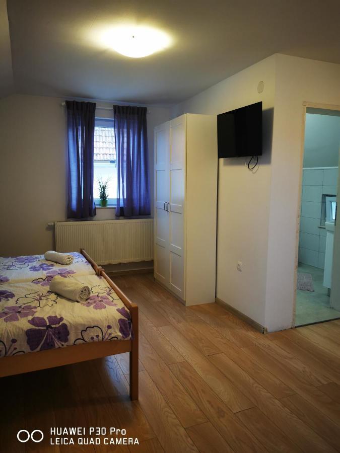 Vila Julija - Apartment & Rooms Otočac Eksteriør billede