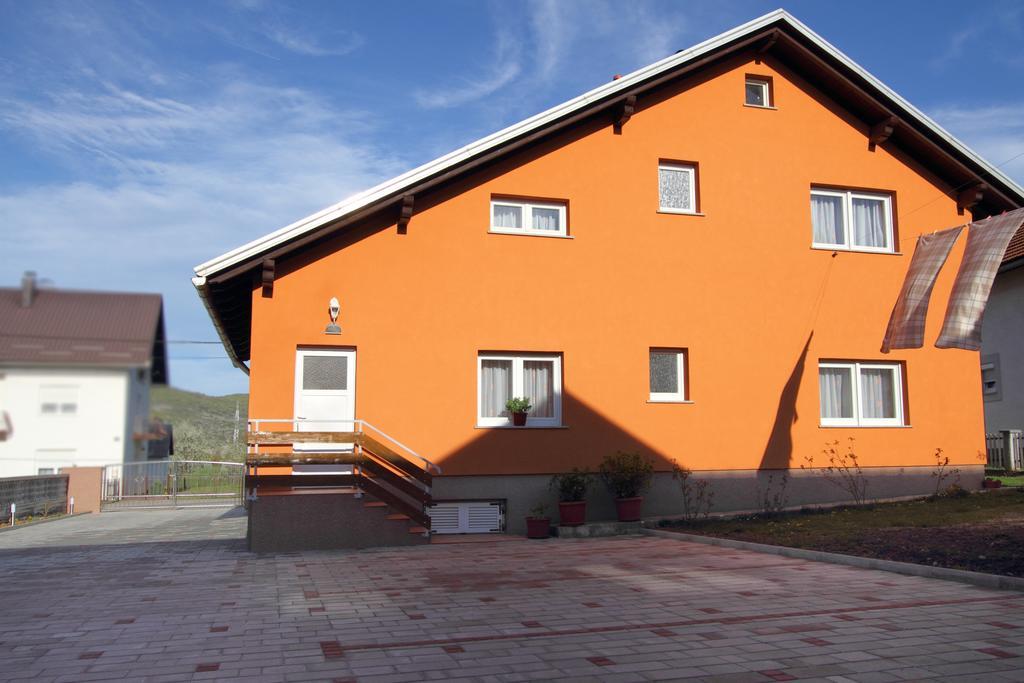 Vila Julija - Apartment & Rooms Otočac Eksteriør billede