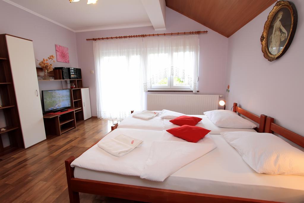 Vila Julija - Apartment & Rooms Otočac Eksteriør billede
