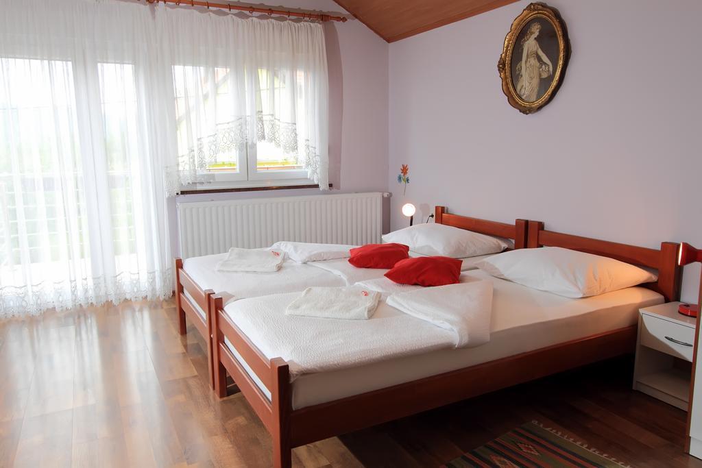 Vila Julija - Apartment & Rooms Otočac Eksteriør billede