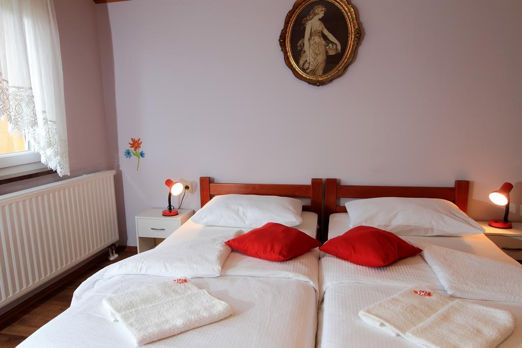 Vila Julija - Apartment & Rooms Otočac Eksteriør billede