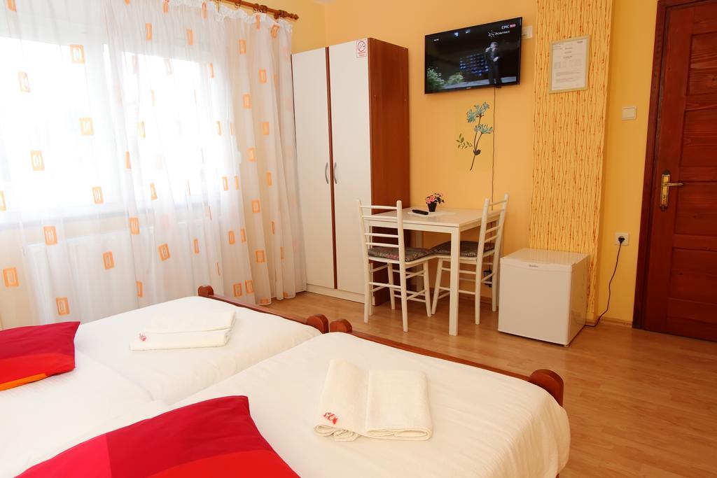 Vila Julija - Apartment & Rooms Otočac Eksteriør billede