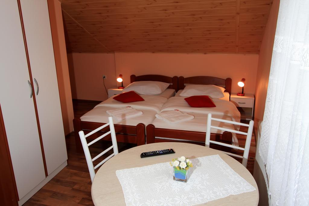 Vila Julija - Apartment & Rooms Otočac Eksteriør billede