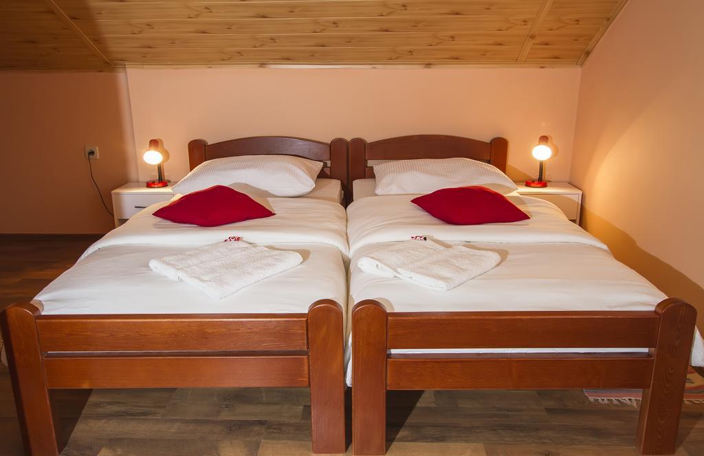 Vila Julija - Apartment & Rooms Otočac Eksteriør billede